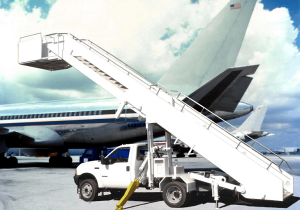 The AIRBUS A319 Aircraft Boarding Staircase can be mounted on a commercial chassis (Ford F450). 